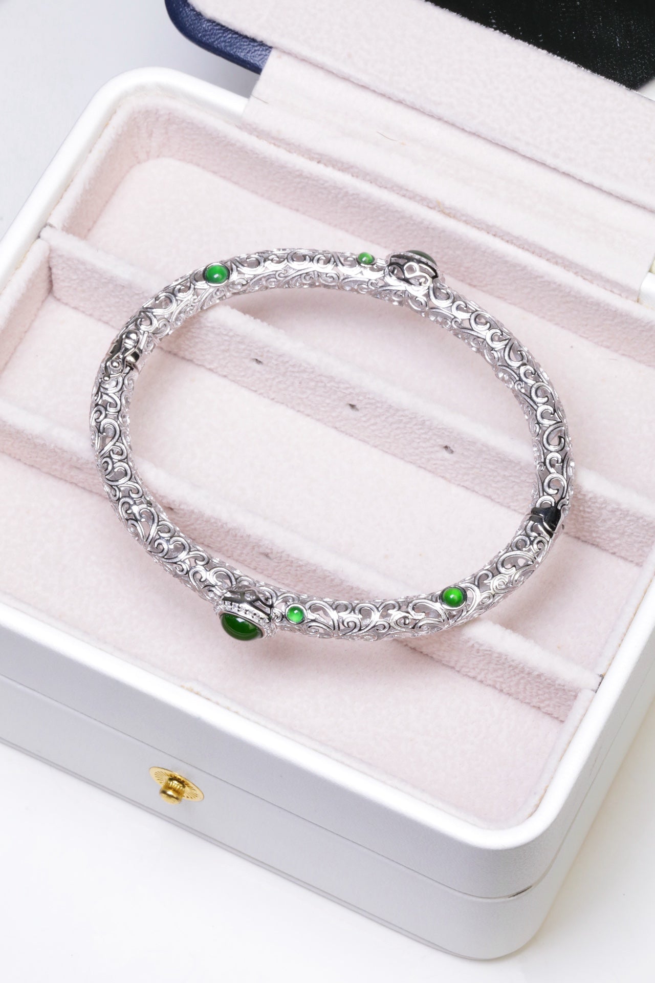 Hollow egg-shaped bracelet S925 silver jadeite