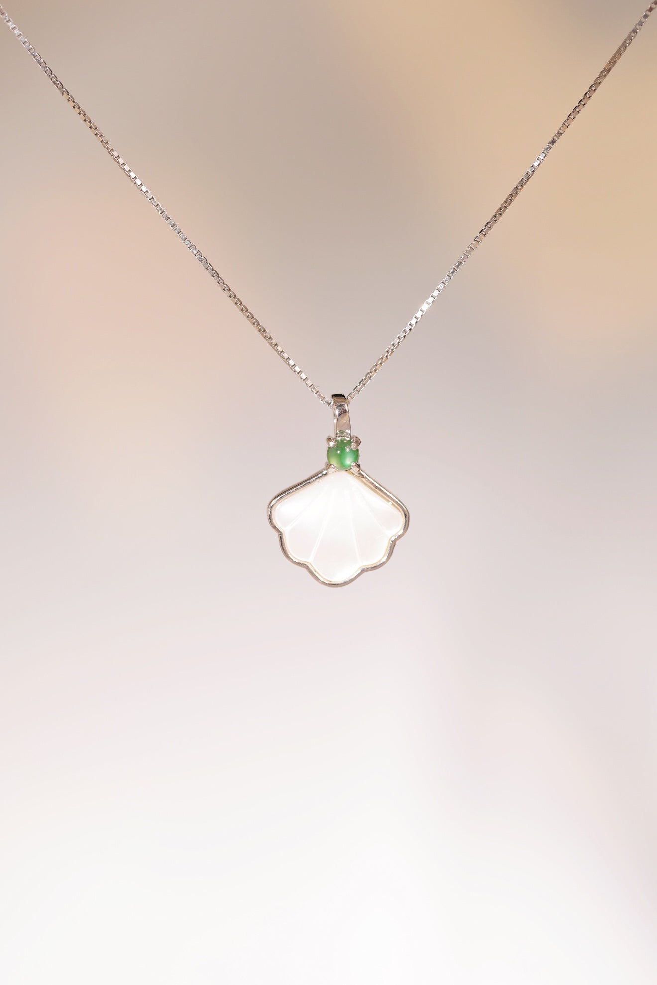 Shell egg-shaped pendant S925 silver jadeite