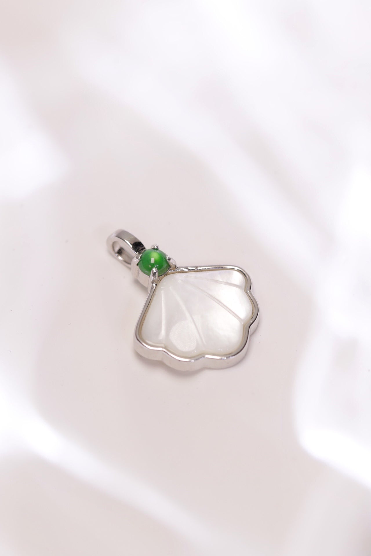 Shell egg-shaped pendant S925 silver jadeite