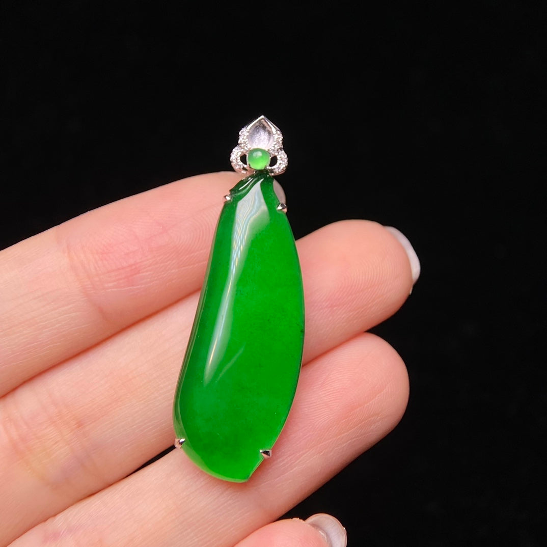 18K Irregular Bean-Shaped Pendant Necklace