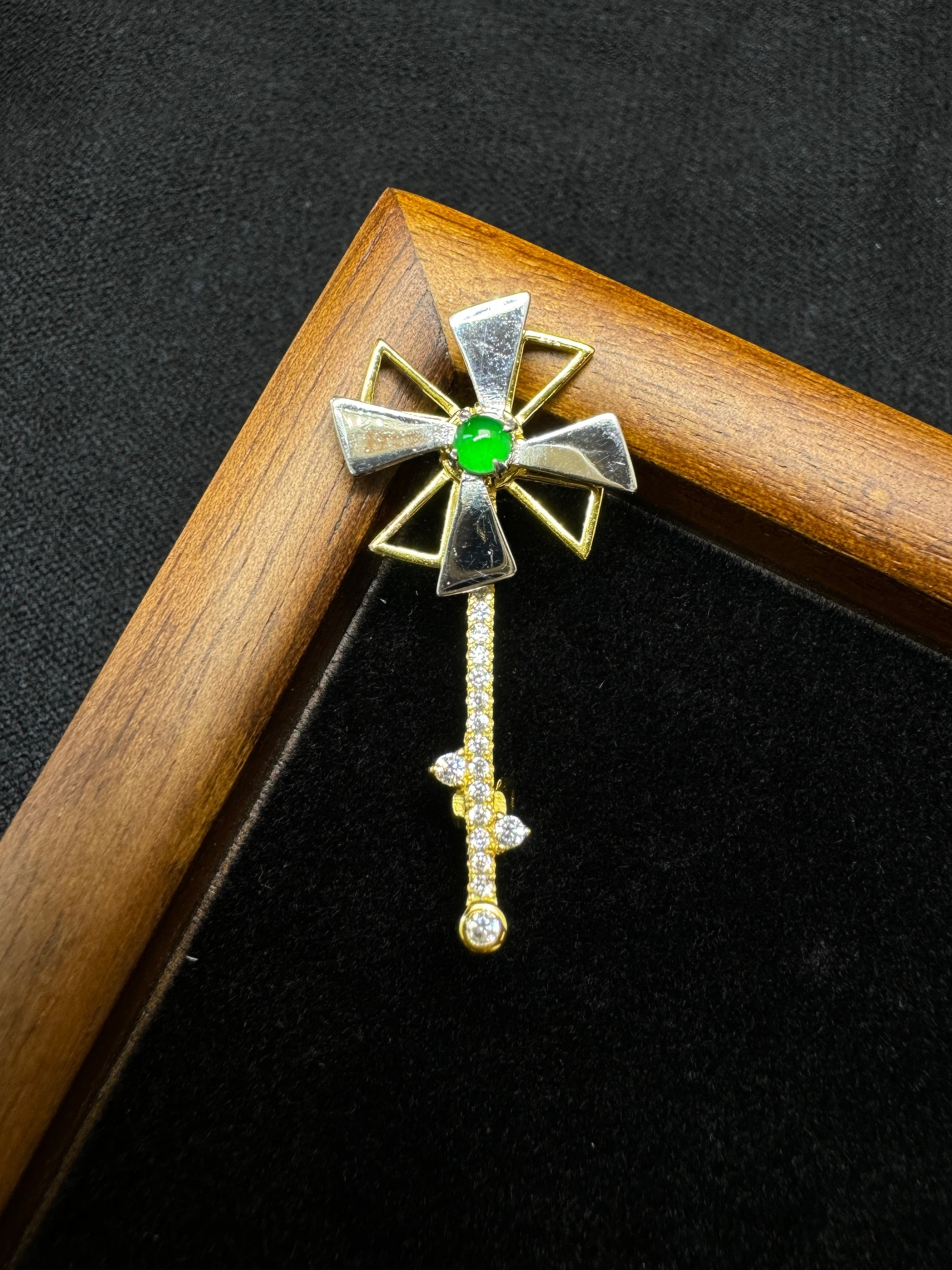 Rotatable Gold-Plated Windmill Brooch